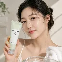 SKIN1004-Madagascar-Centella-Tea-Trica-Bha-Foam-125ml-modelo.webp