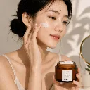 SKIN1004-Madagascar-Centella-Probio-Cica-Enrich-Cream-50ml-modelo.webp