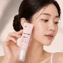 MEDICUBE-PDRN-Pink-Peptide-Eye-Cream-30ml-modelo.webp