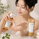 SKIN1004-Madagascar-Centella-Glow-1004-Duo-modelo.webp